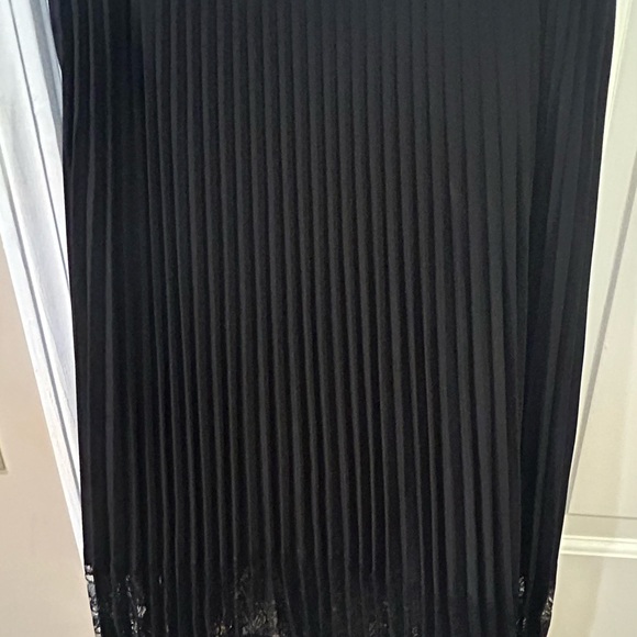 Apostrophe black pleated skirt w lace detail along hem size 10 - Picture 5 of 7